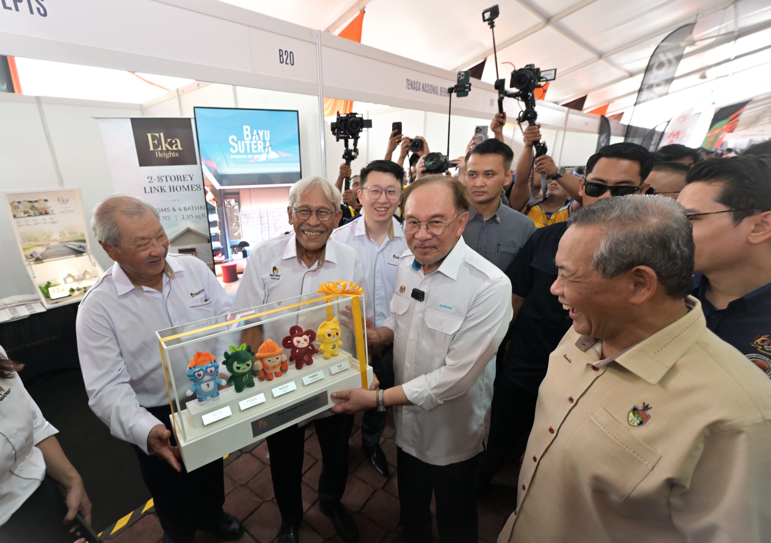 The Prime Minister receiving a momento from Matrix Concepts Holdings Bhd